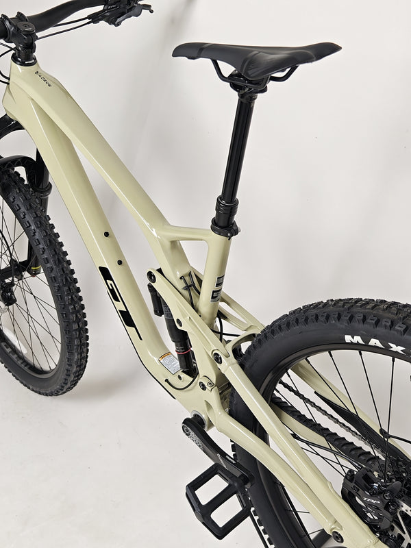 Rear profile of the GT Force Carbon Elite 2023 demonstrating its suspension linkages and excellent ride quality.