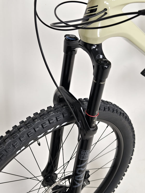 Action shot of the GT Force Carbon Elite 2023 on rugged terrain, highlighting its capability for adventurous rides.