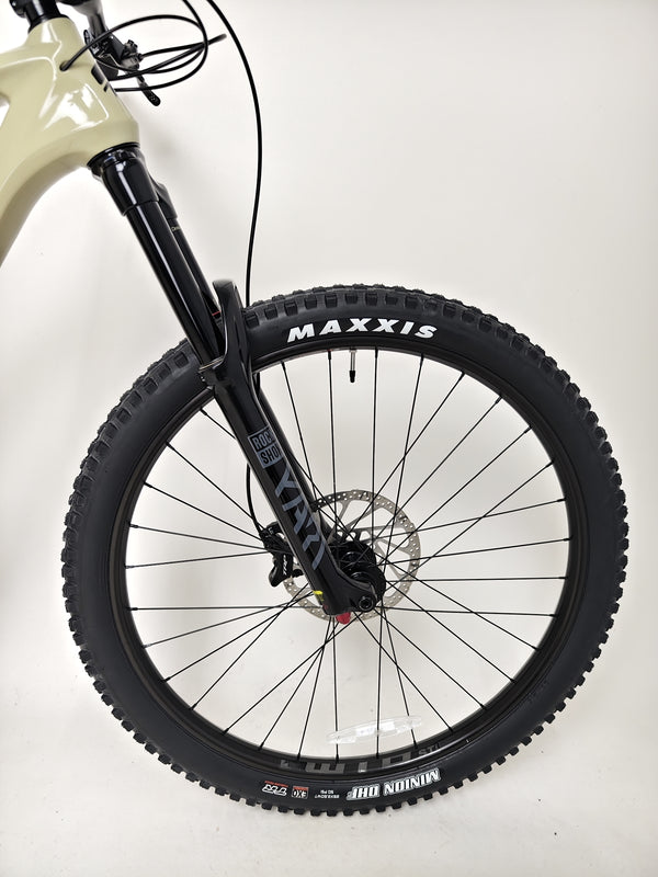 Detailed view of the drivetrain system on the GT Force Carbon Elite 2023, showcasing its 12-speed performance.