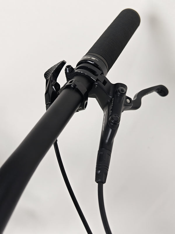 Image showcasing the durability of the GT Force Carbon Elite 2023, emphasizing its excellent riding condition.