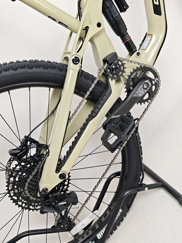 Shade view of the GT Force Carbon Elite 2023 mountain bike, showcasing its stylish design in excellent condition.