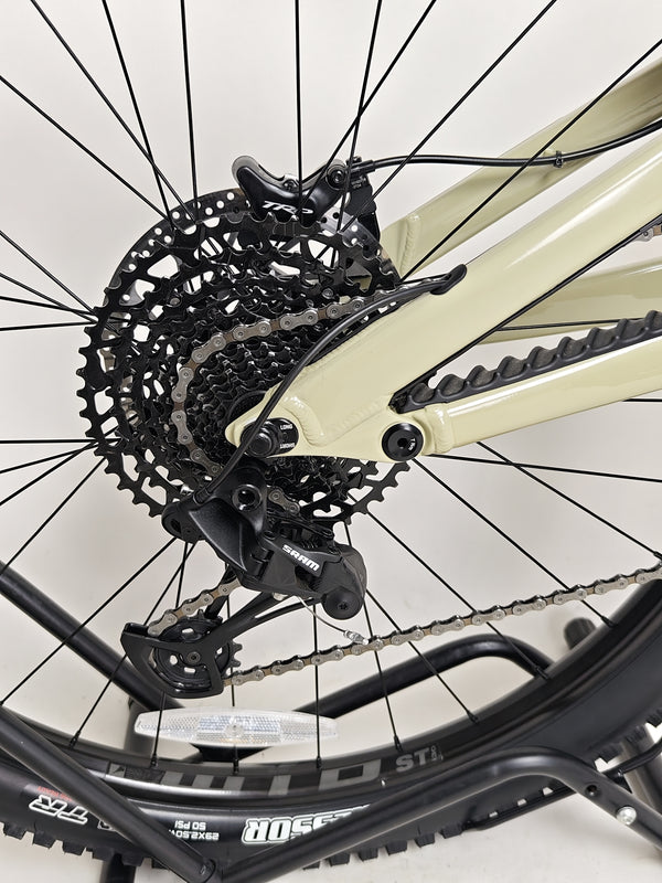 Side shot of the GT Force Carbon Elite 2023 mountain bike with a focus on its large frame size.