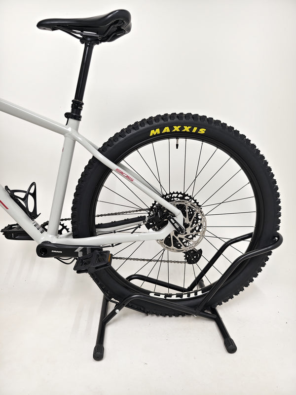 Photograph of the Whyte 905 V5 2023 Mountain Bike showcasing its excellent condition and components.