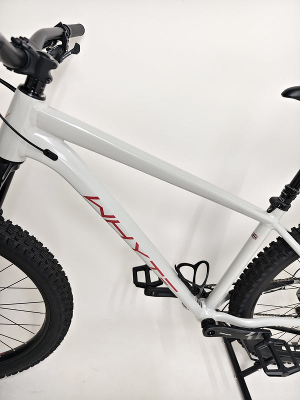 Side profiling of the Whyte 905 V5 2023 Mountain Bike, accentuating its build and components.