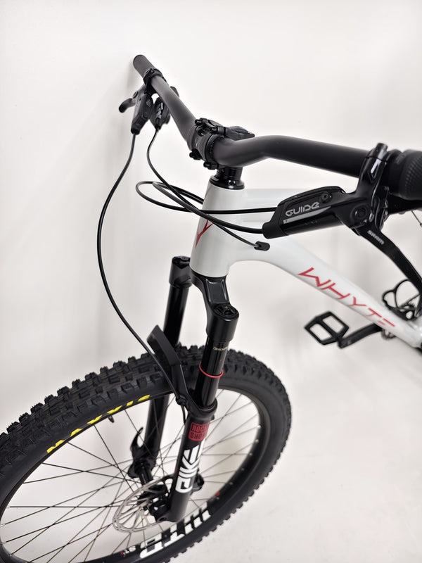The saddle and seat post of the Whyte 905 V5 2023 Mountain Bike, designed for optimum rider comfort.