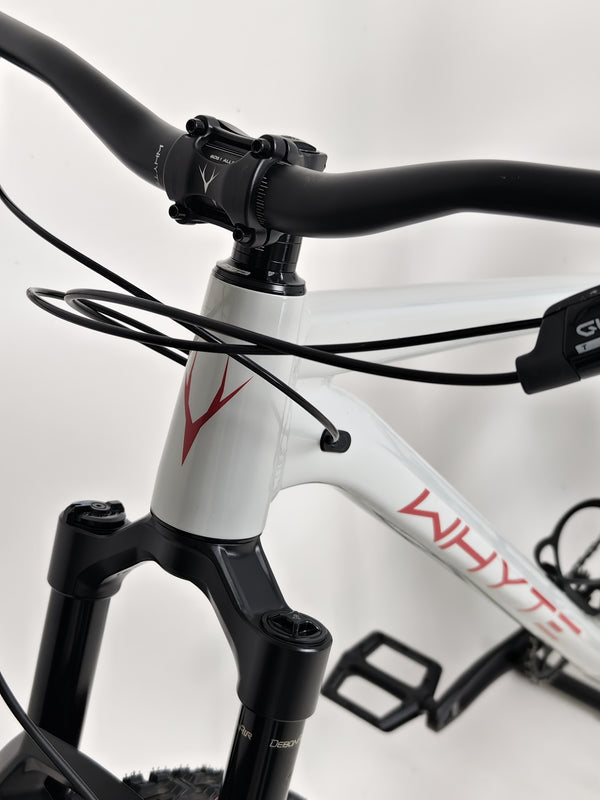 Suspension fork close-up on the Whyte 905 V5 2023 Mountain Bike highlighting its travel and damping.