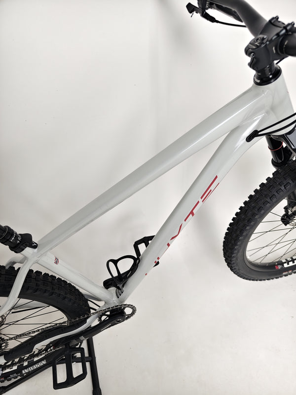 Minimalistic style shot of the Whyte 905 V5 2023 Mountain Bike focusing on its sleek lines.