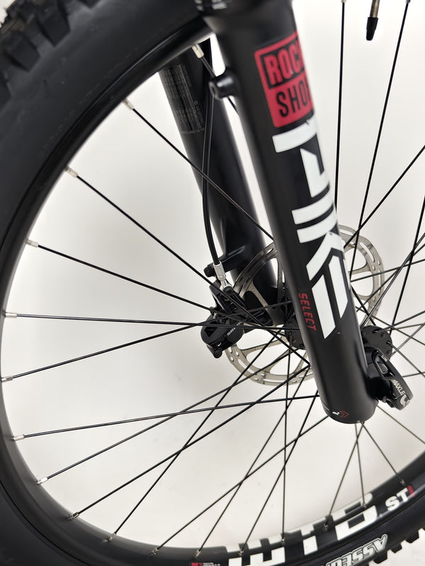 Victory pose with the Whyte 905 V5 2023 Mountain Bike, focusing on the rider’s joy.