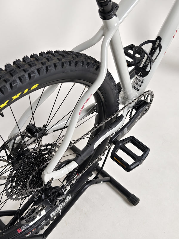 Profile view highlighting the tapered headtube of the Whyte 905 V5 2023 Mountain Bike.