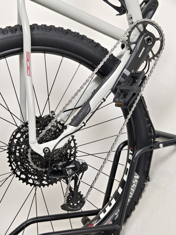 Detailed encapsulated features of the Whyte 905 V5 2023 Mountain Bike enhancing its appeal.