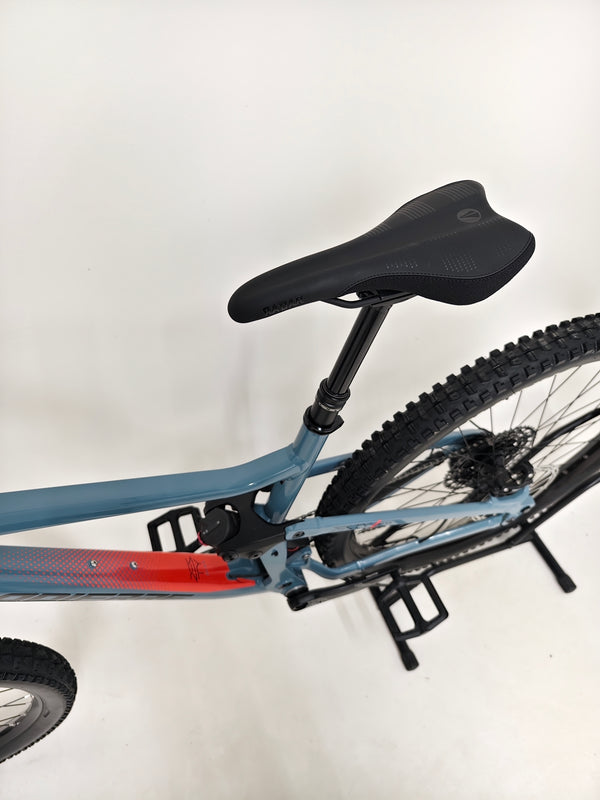 Close-up of the suspension mechanics on the Lapierre Zesty AM 5.9 LARGE, showcasing its advanced engineering.