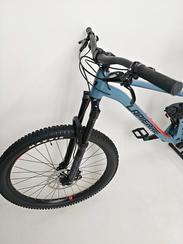 Image of the horizontal storage position of the Lapierre Zesty AM 5.9 LARGE, emphasizing durability.