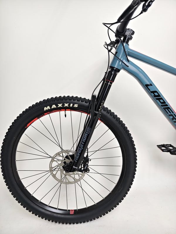 Side view showcasing the suspension travel on the Lapierre Zesty AM 5.9 LARGE during suspension setup.