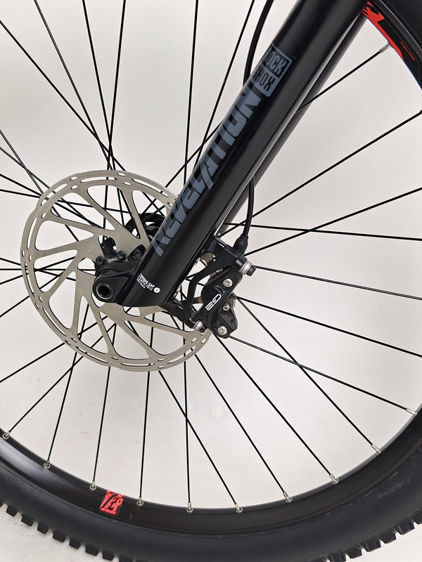 Close-up of the brake lever action on the Lapierre Zesty AM 5.9 LARGE, critical for rider engagement.