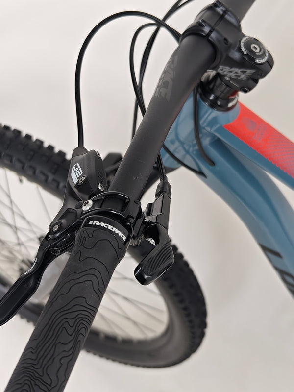 Detailed image of the fork alignment on the Lapierre Zesty AM 5.9 LARGE, essential for performance.