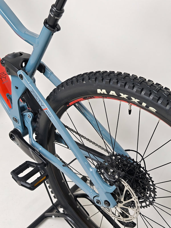 Image showing a gravel trail where the Lapierre Zesty AM 5.9 LARGE bike performs, emphasizing its adventure role.