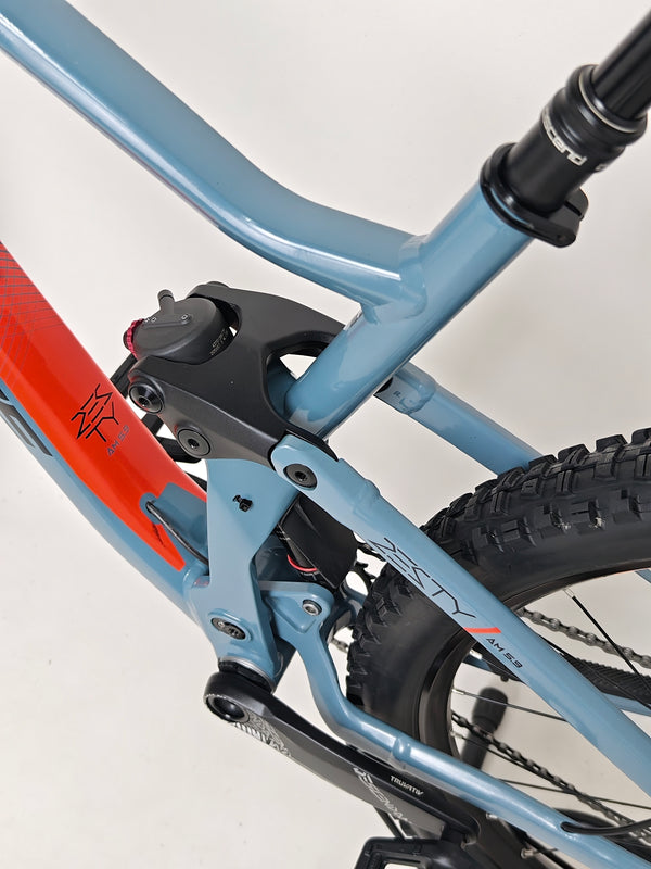 Image of the driver side of the Lapierre Zesty AM 5.9 LARGE, emphasizing its side profile.
