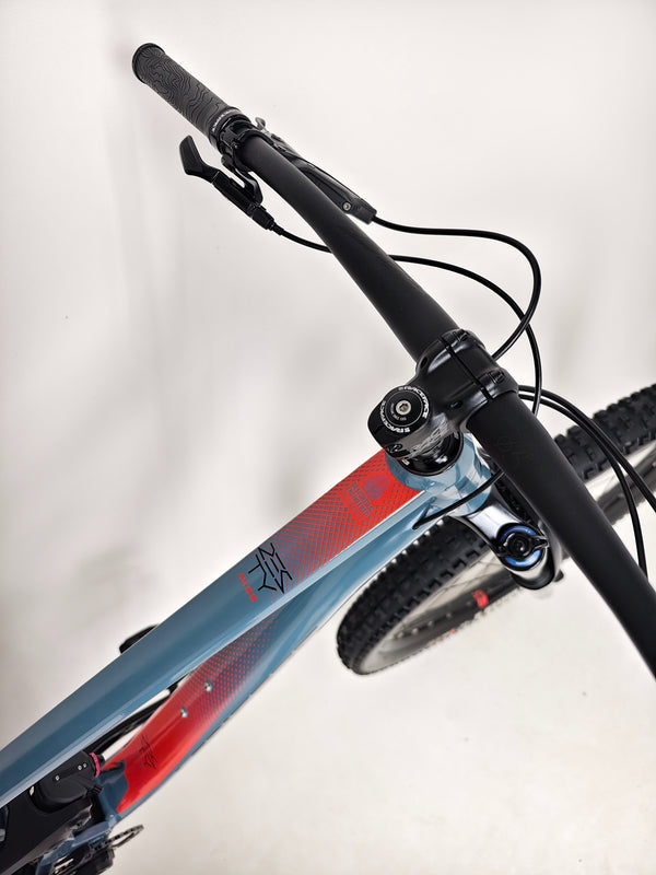 Close-up image of the crankset and chain on the Lapierre Zesty AM 5.9 LARGE mountain bike.