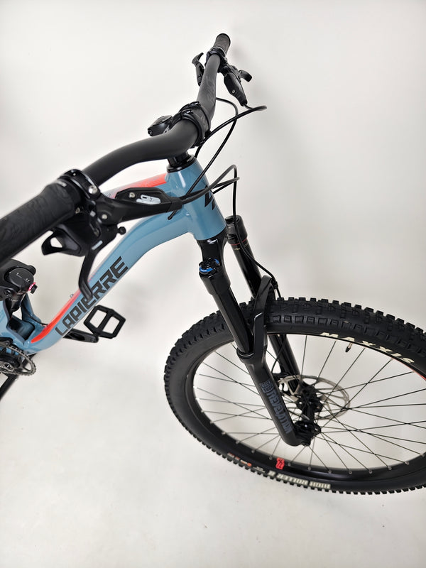 Wide shot of the Lapierre Zesty AM 5.9 LARGE in action, demonstrating its performance on rugged terrain.