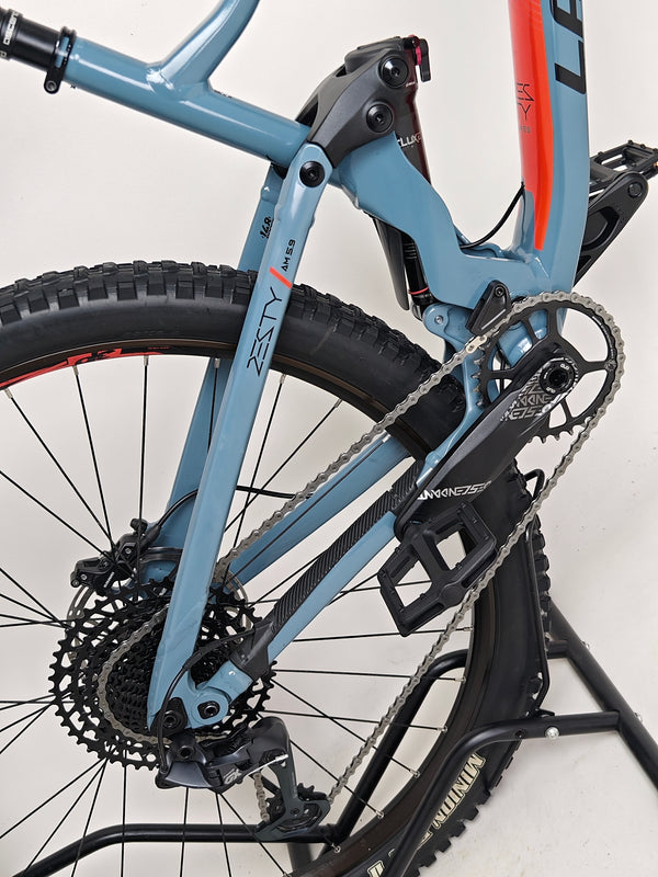 Complete view of the Lapierre Zesty AM 5.9 LARGE mountain bike highlighting its complete specifications.