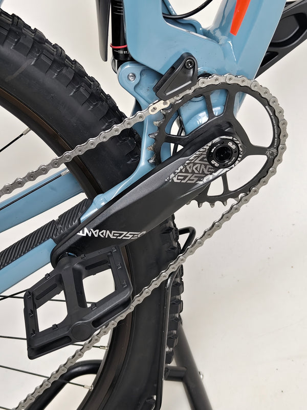 Close-up image of the pedals on the Lapierre Zesty AM 5.9 LARGE mountain bike, highlighting their build.