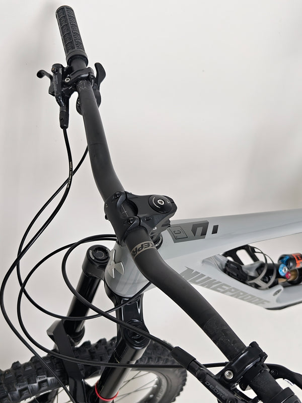 Nukeproof Giga 290 Comp Carbon 2022 depicting its rear suspension alignment.