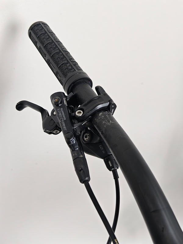 Side angle of the Nukeproof Giga 290 Comp Carbon 2022 displaying its sleek design.