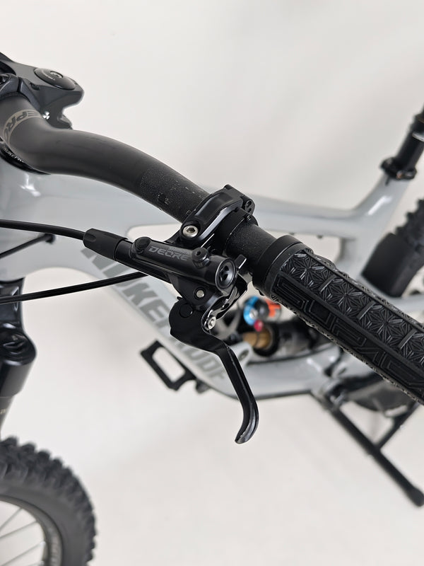 Nukeproof Giga 290 Comp Carbon 2022 bike displayed blue sky backdrop.