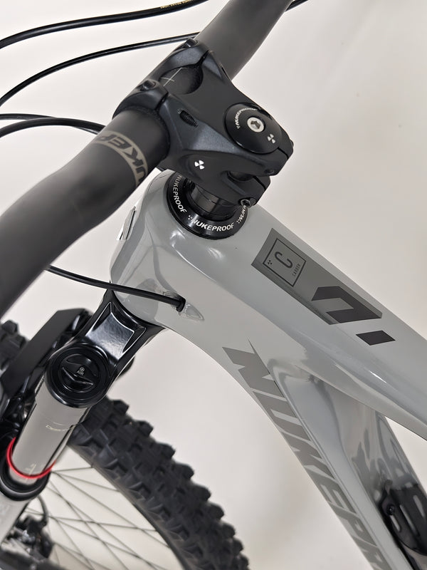Nukeproof Giga 290 Comp Carbon 2022 bike showcasing high-quality components.