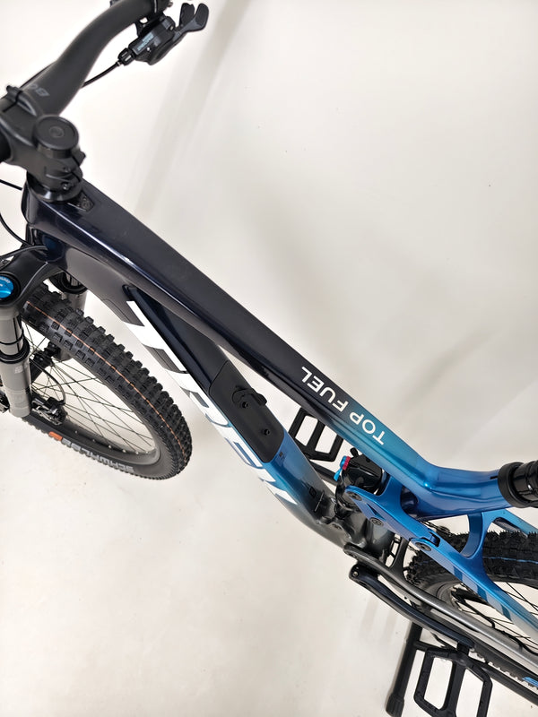 Detail of Trek Top Fuel 9.7 2022 CARBON bike's sophisticated locking mechanism for air suspension.