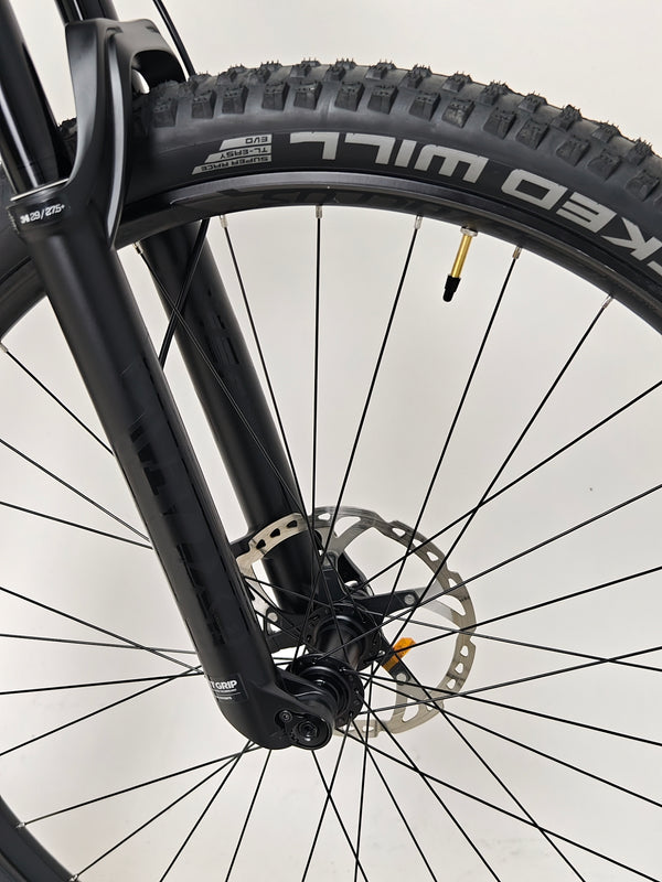 Focus on the Trek Top Fuel 9.7 2022 CARBON suspension setup achieved with advanced technology.