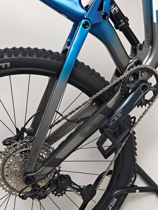 Detailed look at the Trek Top Fuel 9.7 2022 CARBON bike's internal cable routing.