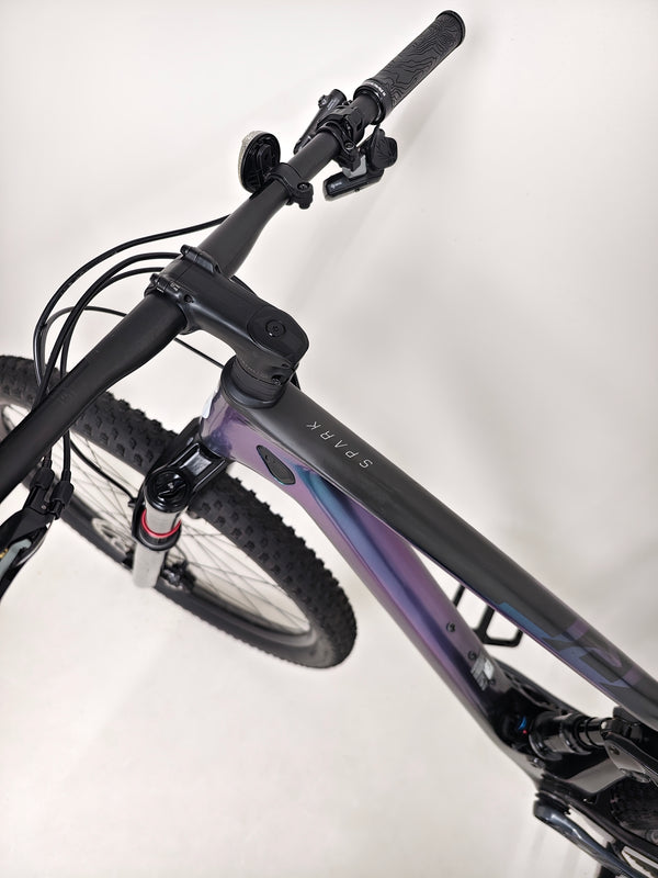 Handlebar view of the Scott Spark RC 900 Team Issue AXS Carbon featuring the TwinLoc remote.