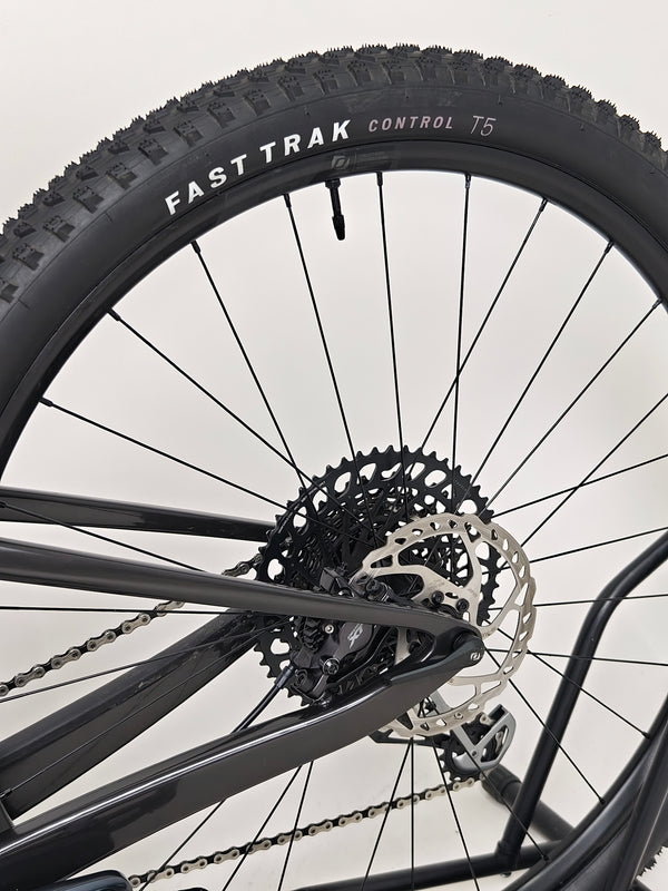 Image showing components of the Scott Spark RC 900 Team Issue AXS Carbon bike in detail.