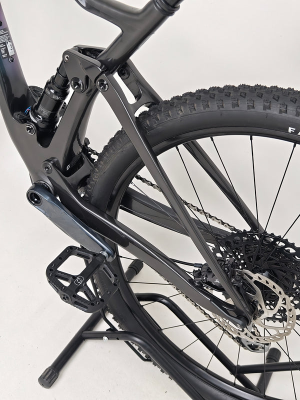 Vertical close-up of the frame geometry of the Scott Spark RC 900 Team Issue AXS Carbon.