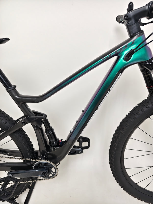 Image highlighting the frame size indicator on the Scott Spark RC 900 Team Issue AXS Carbon.