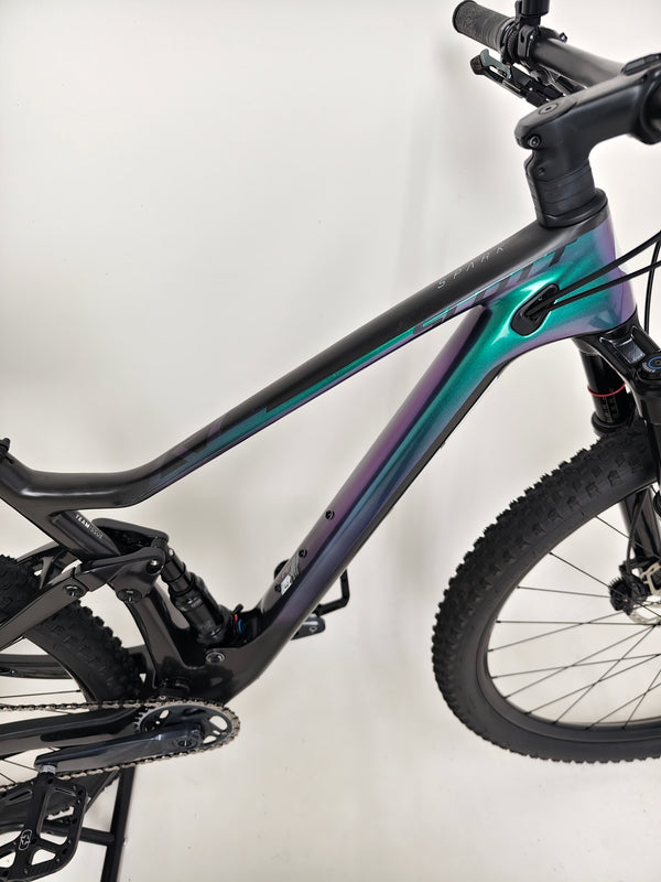 Side profile of Scott Spark RC 900 Team Issue AXS Carbon showcasing its sleek design.