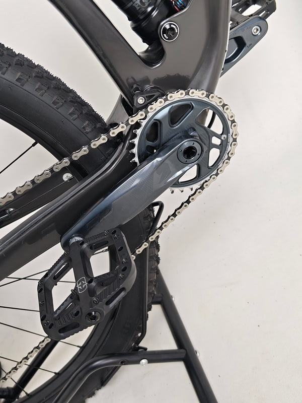 Scott Spark RC 900 Team Issue AXS Carbon displayed with the original user manual.