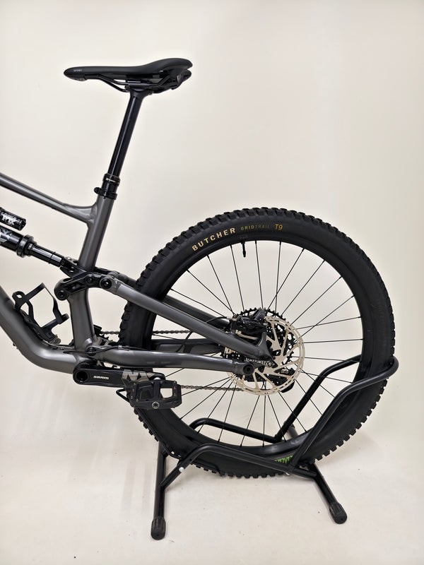 Overview of the Specialized Status 160 with the terrain in the background, representing its mountain biking potential.