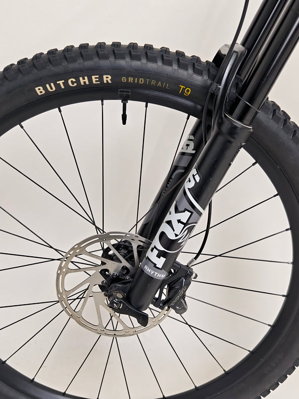 View of the Specialized Status 160 bike components, illustrating high-quality parts and assembly.