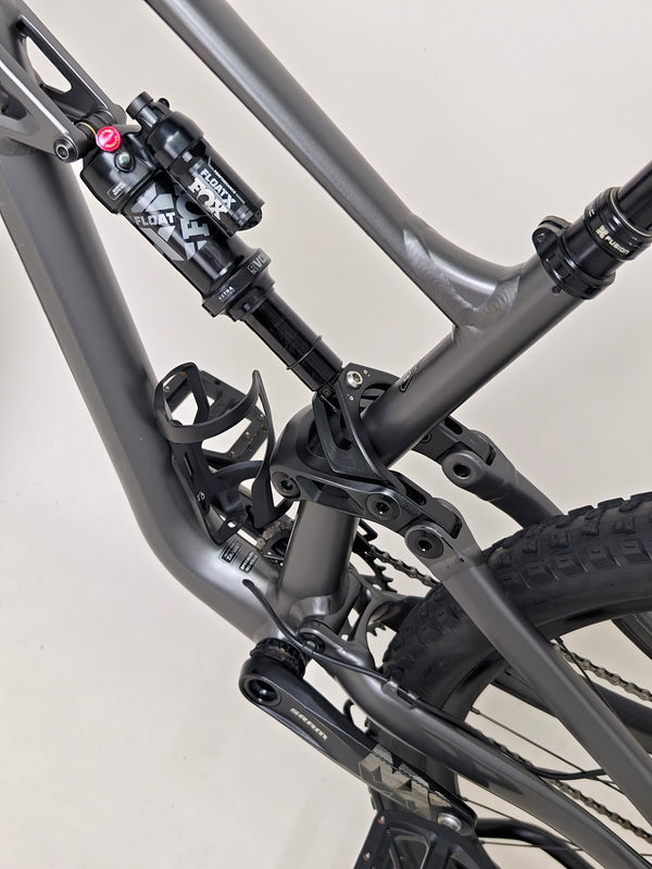 Close-up of the color finish on the Specialized Status 160, showcasing its attractive design.