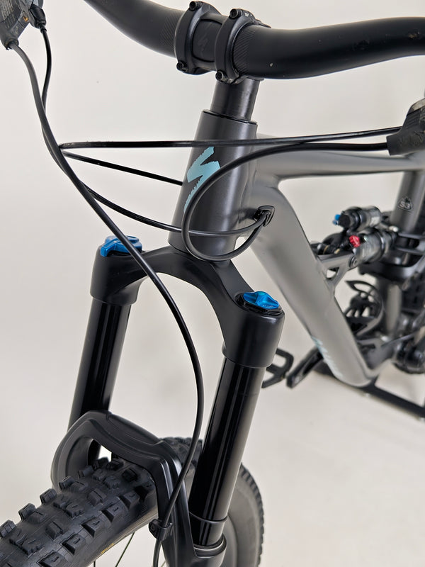 Handlebars and controls of the Specialized Status 160, featuring precise shifters and brake levers.