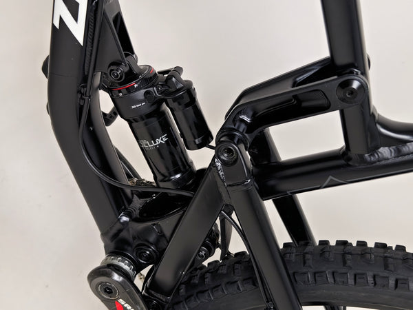 Santa Cruz Nomad Alloy R / SRAM XX1 / HOPE Hubs / E.13 / XL / Top-Spec / Very Good Condition! - Dynamic shot of the bike climbing obstacles illustrating its strength.