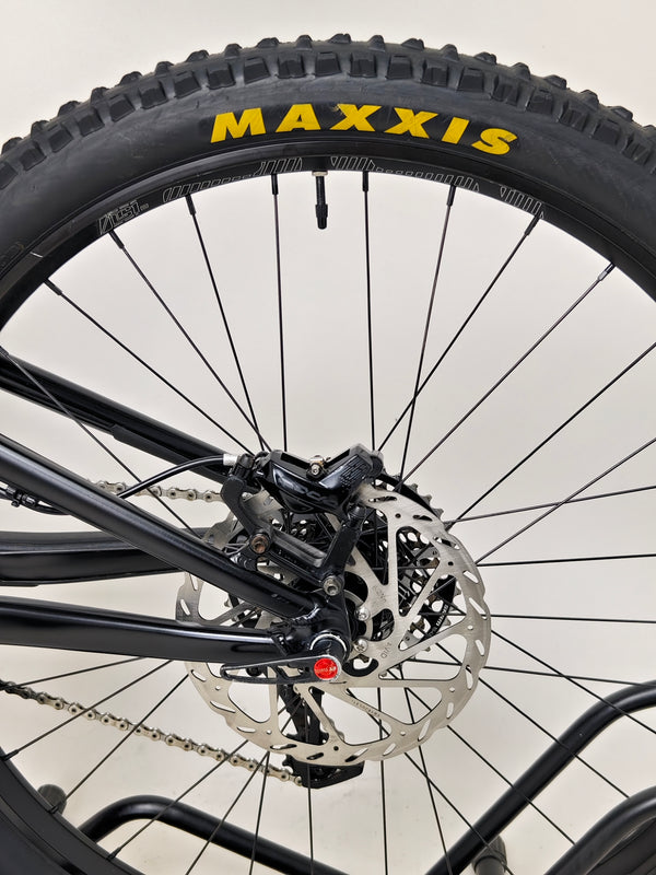 Santa Cruz Nomad Alloy R / SRAM XX1 / HOPE Hubs / E.13 / XL / Top-Spec / Very Good Condition! - Detailed focus on tires addressing performance for various terrains.