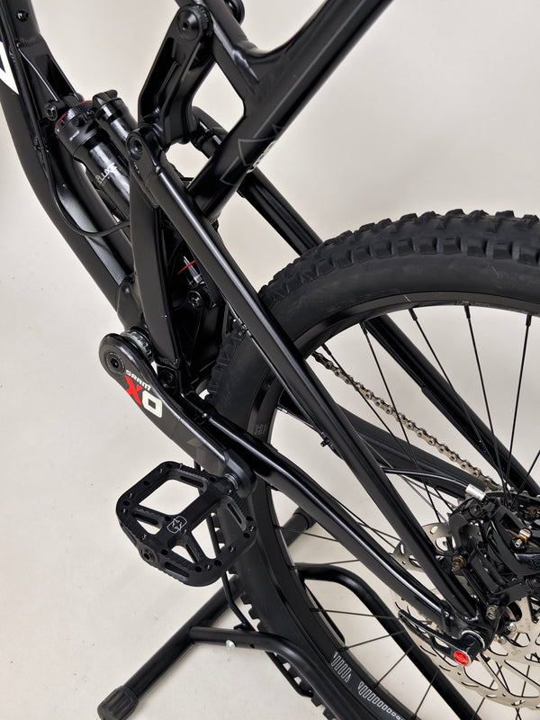 Santa Cruz Nomad Alloy R / SRAM XX1 / HOPE Hubs / E.13 / XL / Top-Spec / Very Good Condition! - Close-up of the rear wheel showcasing the tread for rugged terrains.