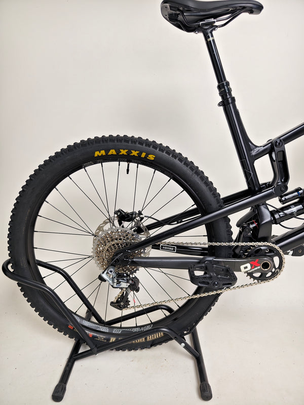 Santa Cruz Nomad Alloy R / SRAM XX1 / HOPE Hubs / E.13 / XL / Top-Spec / Very Good Condition! - Front shot of the bike presenting its capability against a backdrop of steep trails.