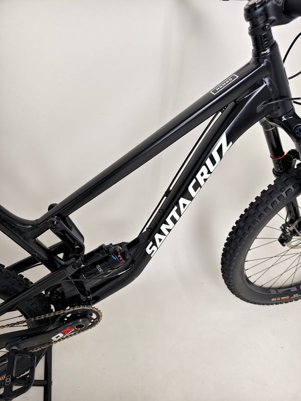 Santa Cruz Nomad Alloy R / SRAM XX1 / HOPE Hubs / E.13 / XL / Top-Spec / Very Good Condition! - View of the bike from the side with scenic backdrop, illustrating its trail readiness.