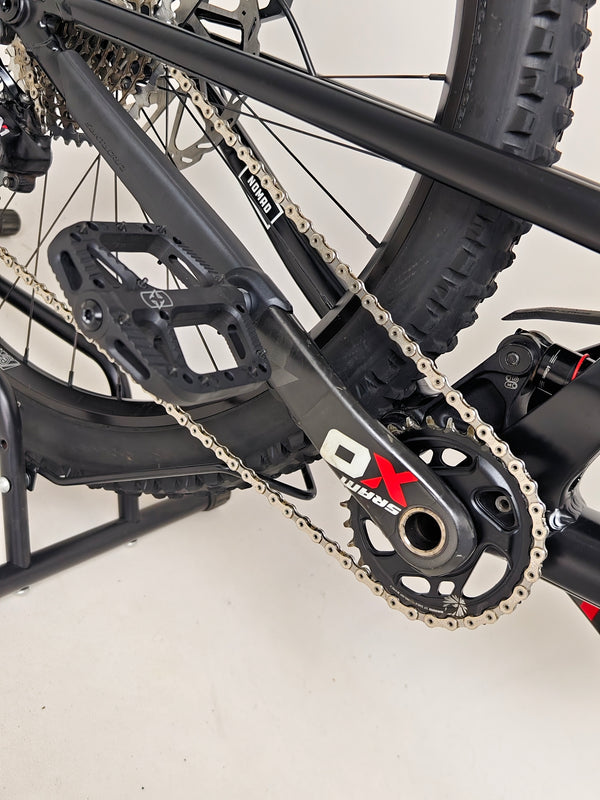 Santa Cruz Nomad Alloy R / SRAM XX1 / HOPE Hubs / E.13 / XL / Top-Spec / Very Good Condition! - Front shot of the bike presenting its capability against a backdrop of steep trails.