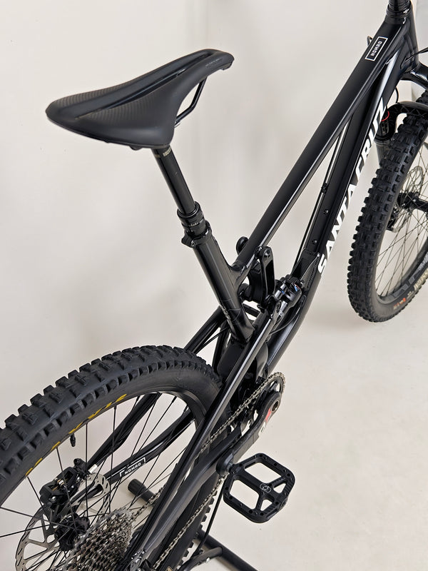 Santa Cruz Nomad Alloy R / SRAM XX1 / HOPE Hubs / E.13 / XL / Top-Spec / Very Good Condition! - Image depicting the bike on a mountain trail, ready for adventure.