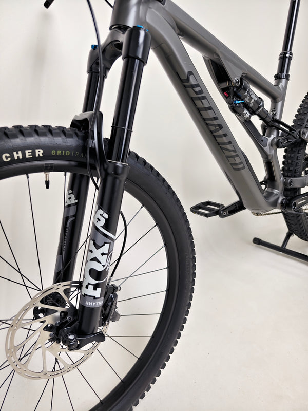 Specialized Stumpjumper EVO Comp Alloy 29/27.5 MULLET / MEDIUM S3 / Very Good Condition - Image of the bike set against an outdoor backdrop.